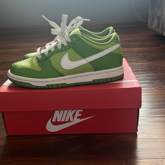 Authentic Nike Exclusive dunks sold out good conditon. Chlorophyll nike dunk low - Picture 2 of 4